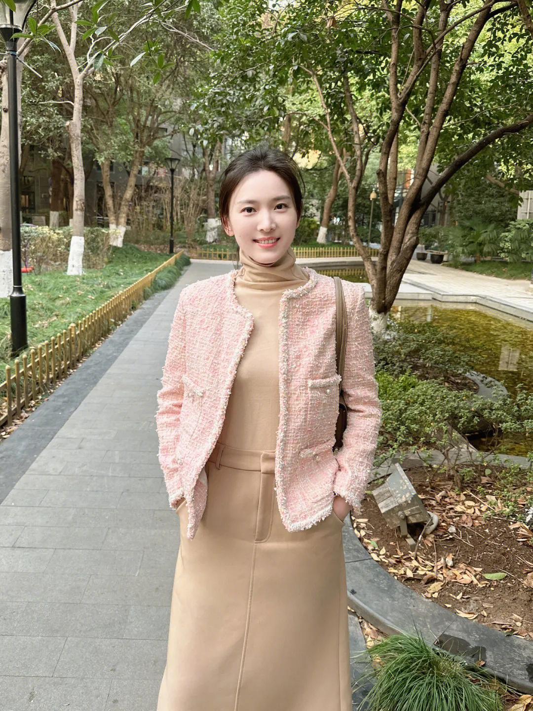 小香风外套高级洋气小个子穿,气质减龄穿搭小香风外套时尚潮流