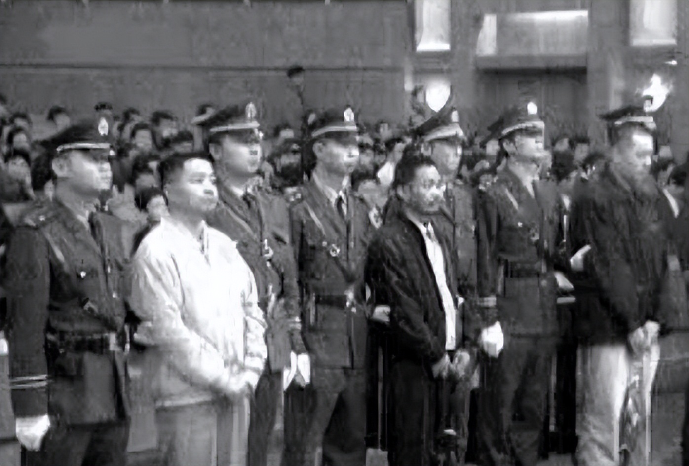 担心自己官位不保,“劳模”主任*杀暗**竞争对手:花两万五做掉他