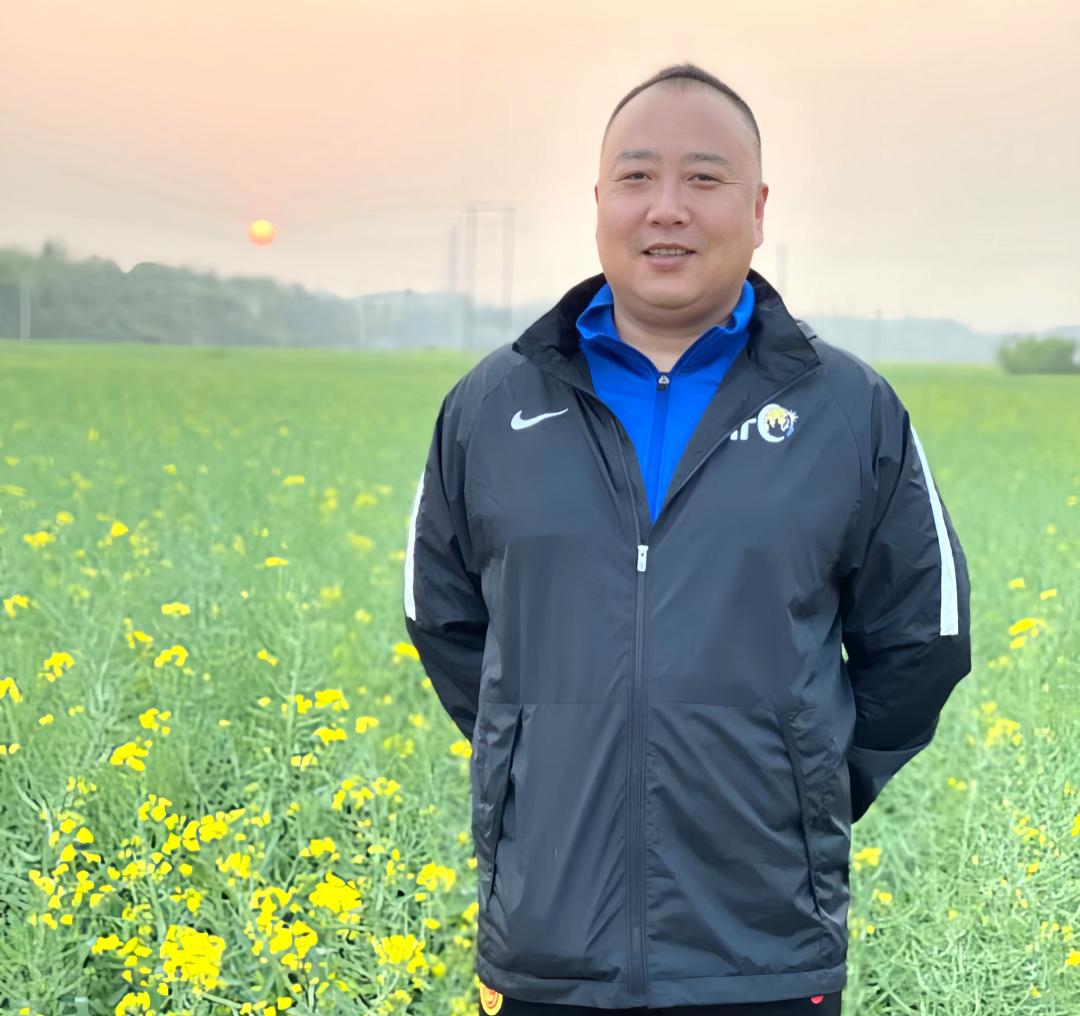 这里山乡气象新丨听，“警察教练”和女孩们的足球梦