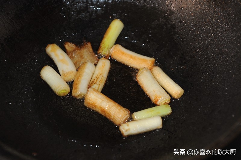 鲁菜正宗京葱爆海参做法,鲁菜大师高炳义制作葱烧海参视频