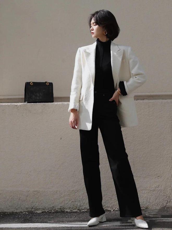 一字带凉鞋黑裤子搭配什么上衣,黑裤子怎么搭配洋气