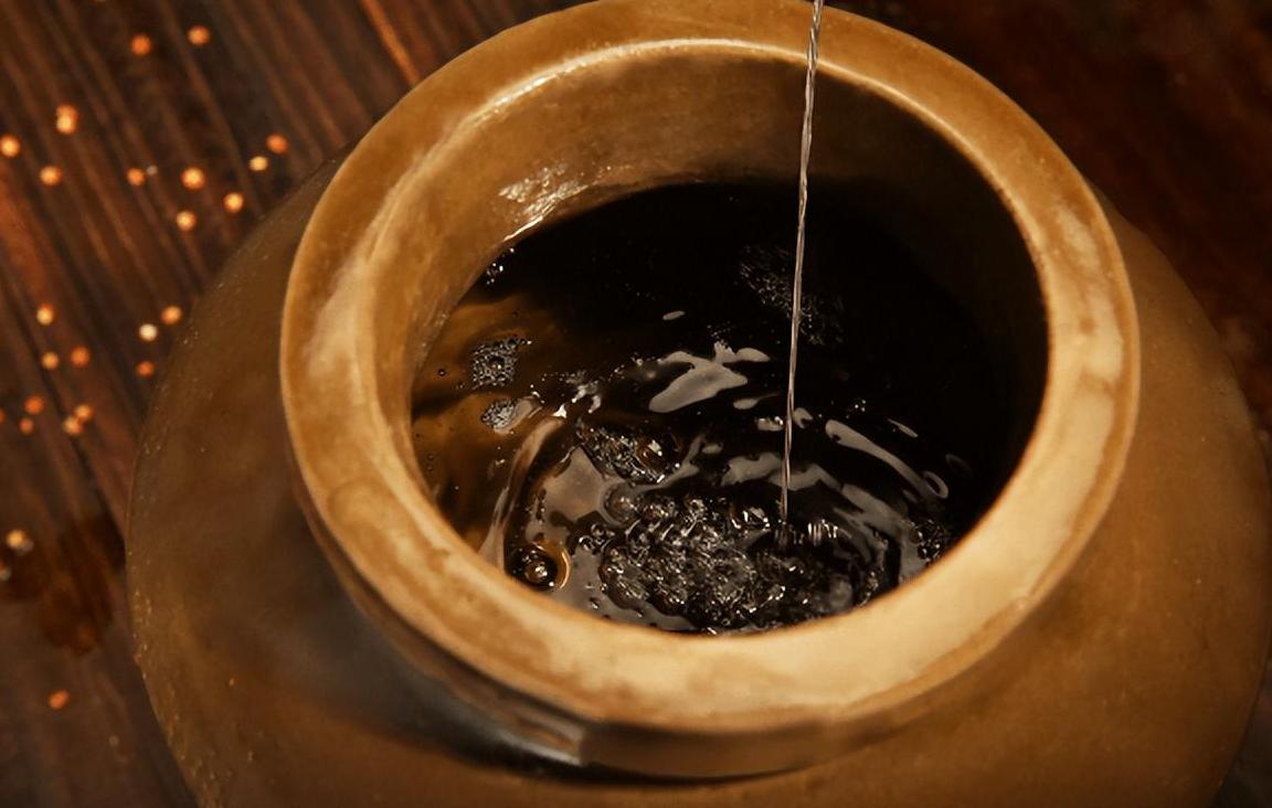 农村酒席无酒不欢，教你3招轻松挑到纯粮酒，好喝不贵