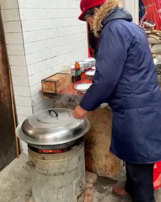 大娘卖3元水饺后续,安徽大娘卖馄饨