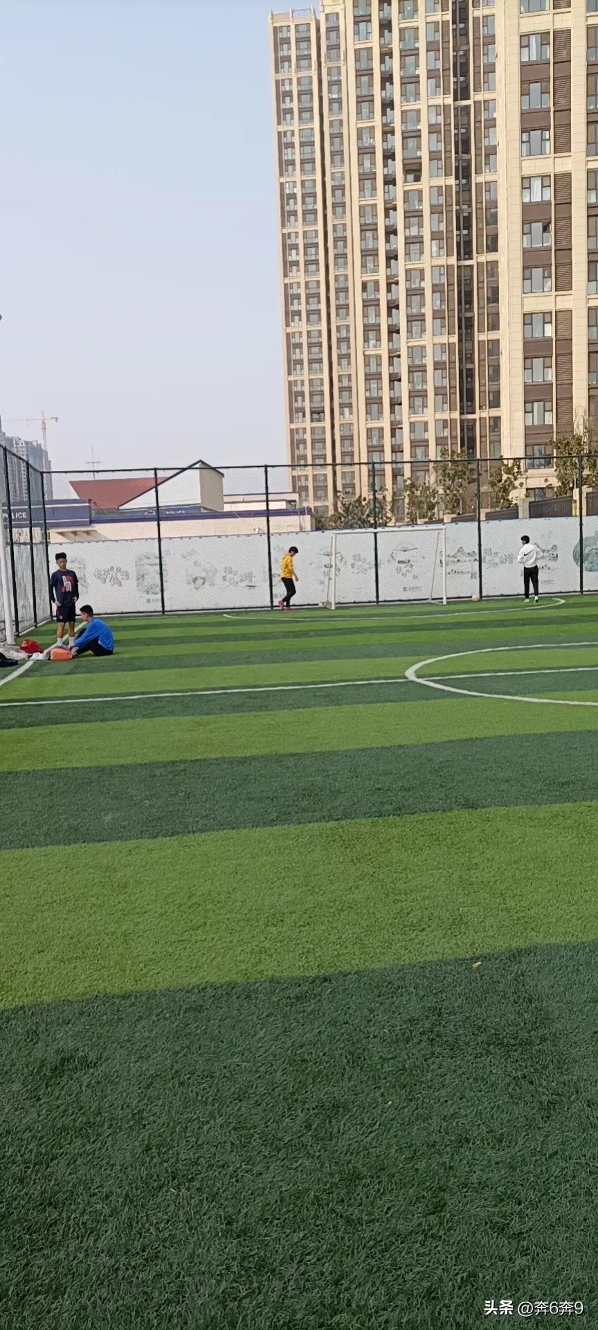 一生最爱是足球，爱我一生是母亲；感恩九旬老母，远离球场绿茵！