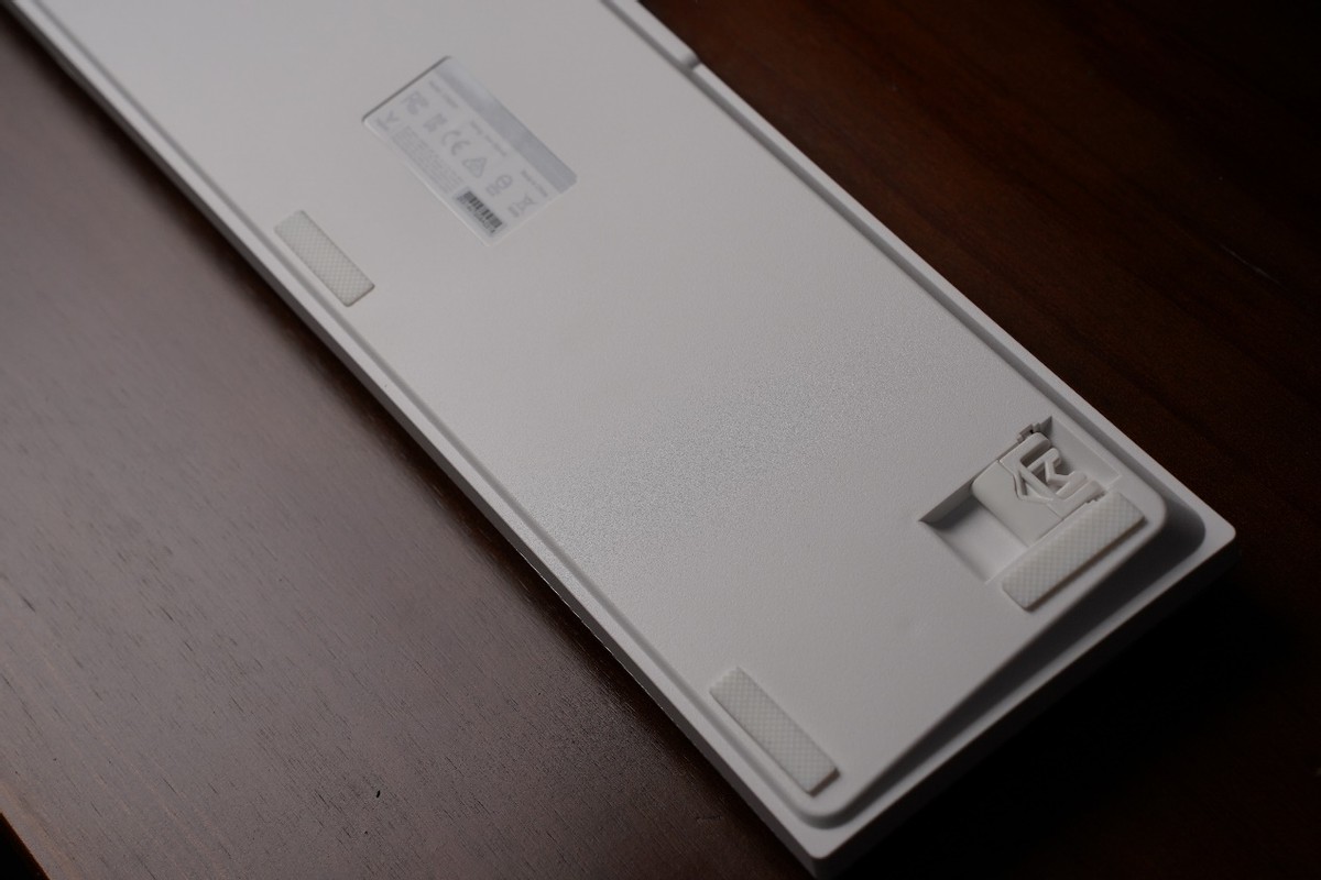 雷柏v700rgb机械键盘用什么轴,雷柏v700rgb合金版是热插拔吗