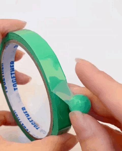 嘴咬胶带球，吞食水宝宝，网红玩具引发家长担忧：不是解压是危险