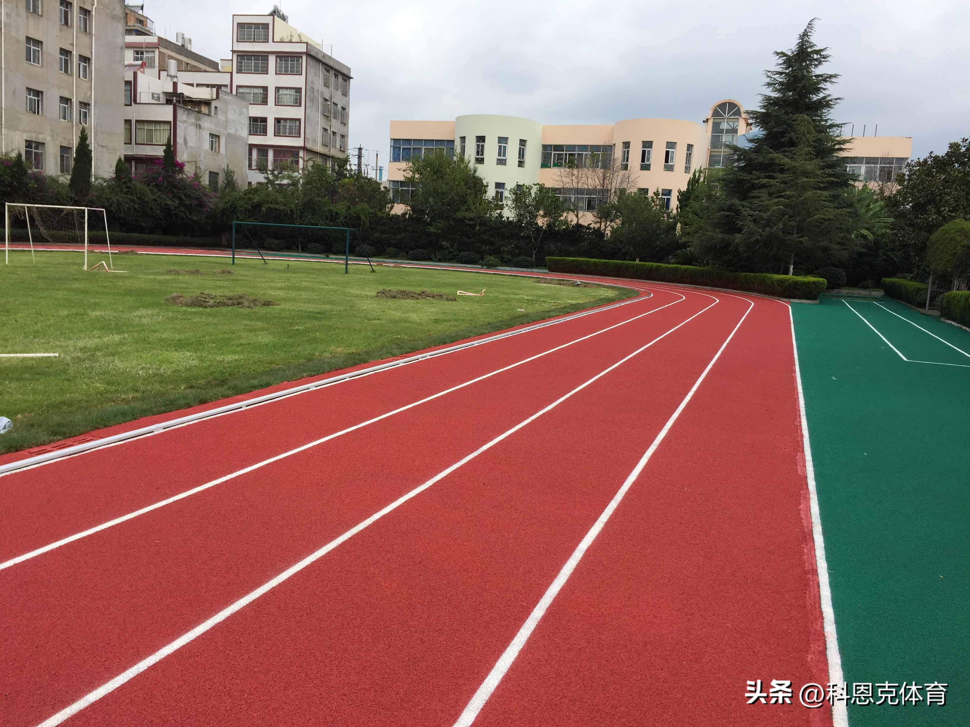 塑胶跑道排水怎么解决,塑胶跑道排水沟建造