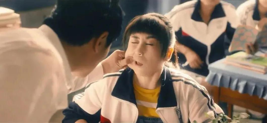 不愧是喜剧女王，生了娃后更猛，直冲百亿票房