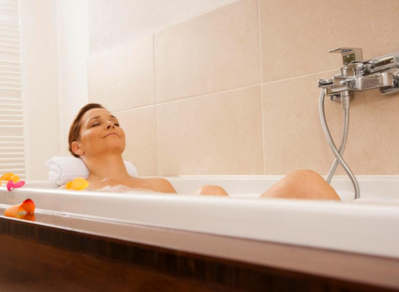 40岁女性下眼皮发黑是什么原因,女性腹股沟发黑是什么原因怎么办