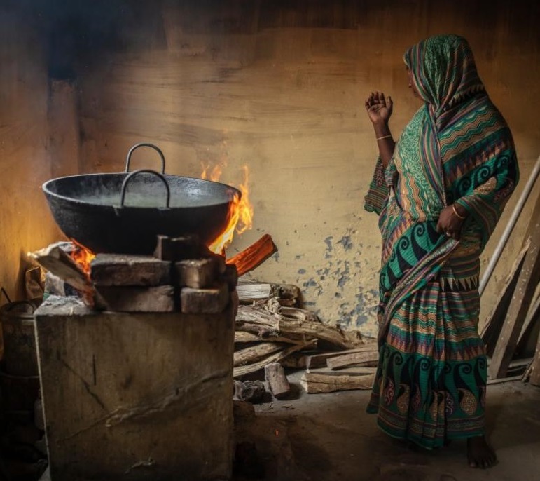 印度男子骑自行车去瑞典,印度小伙骑自行车追求瑞典女孩