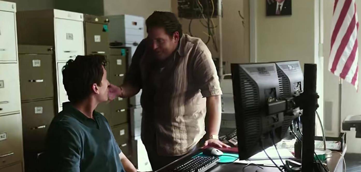 *夹弹**一捏就碎，犹太小伙卖“老*药弹**”坑美国3亿，却因抠门被抓？