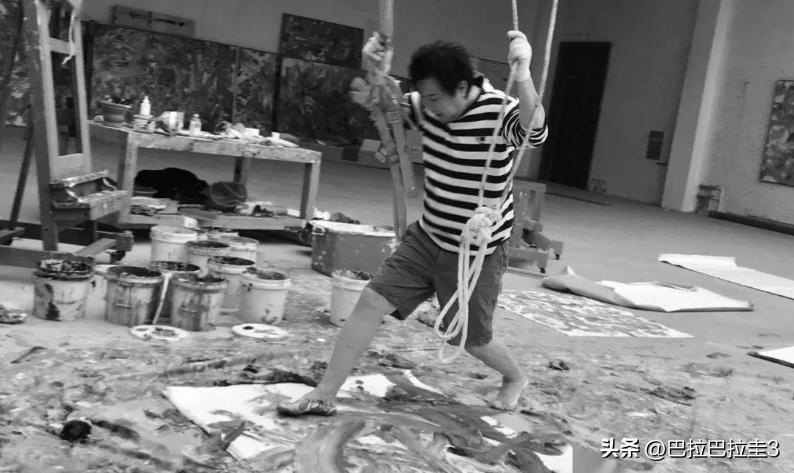 用脚画画的日本艺术家,一个小画家手拿画笔绘画