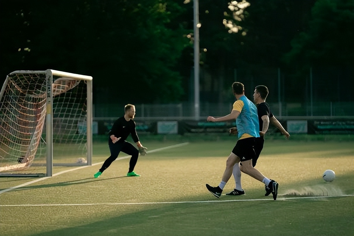 前锋中场后卫守门员各有几个人,前锋中场后卫守门员