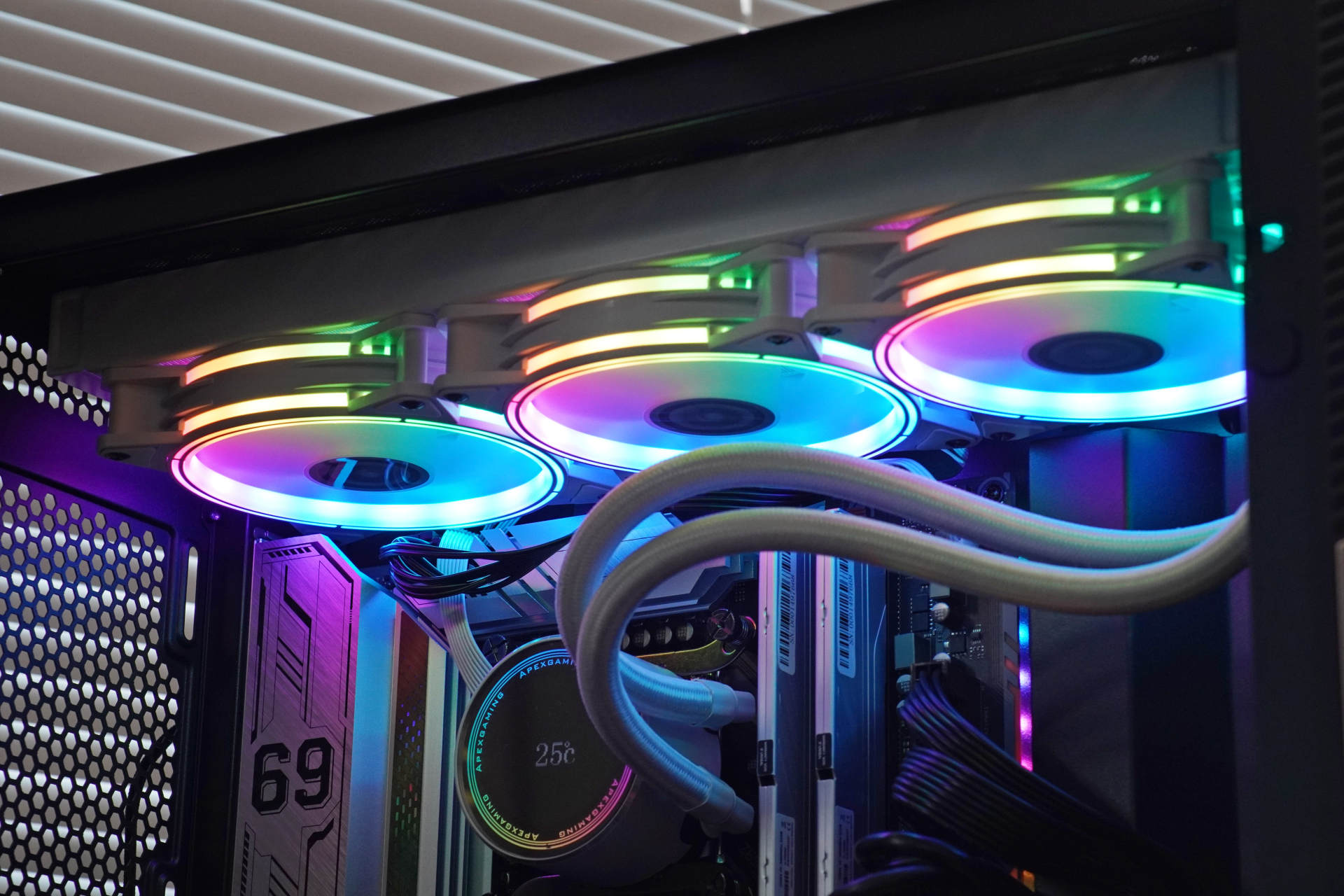 显卡局势不明朗的情况下，购入Z690和盖亚机箱，装机全新12代平台