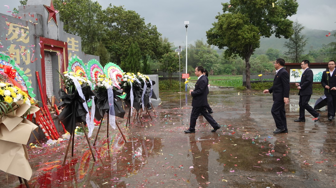 群众送鲜花缅怀英烈,鲜花祭英烈植树寄哀思
