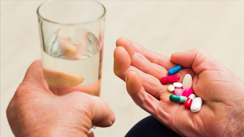 68岁老人这几天突然脚后跟肿痛,老人脚后跟脱皮后胀痛怎么回事