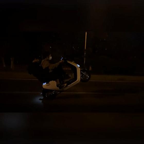 深夜时分在街头表演“杂技”？果然引来“特别关注”