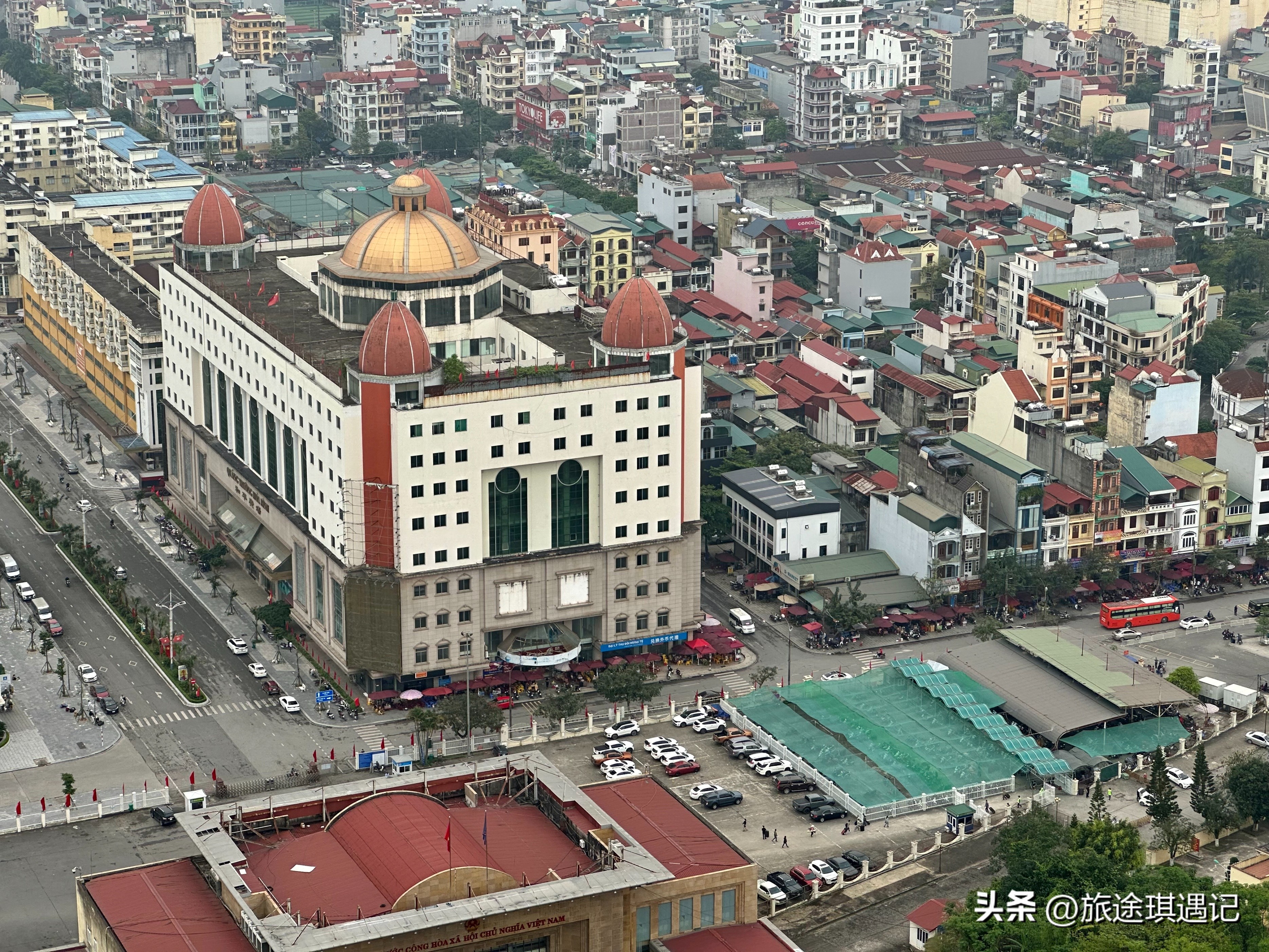 东兴与越南边境交界处,越南人看东兴北仑河