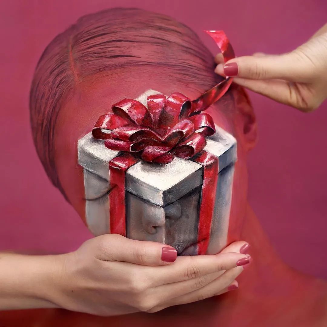 她脱去衣服,在自己皮肤上作画,狂吸63万粉,还能月入百万