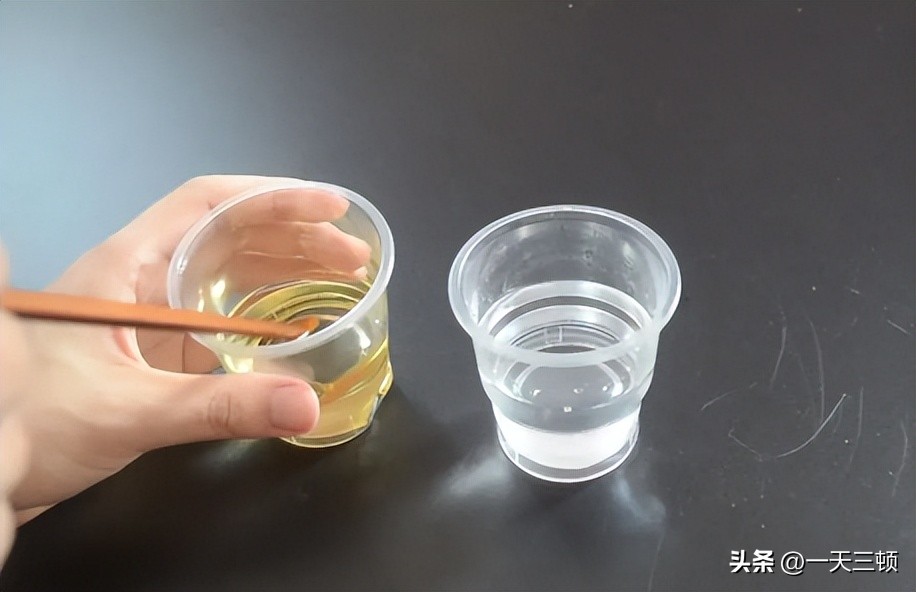只需一滴油轻松辨别白酒真假,如何判断白酒有没有油