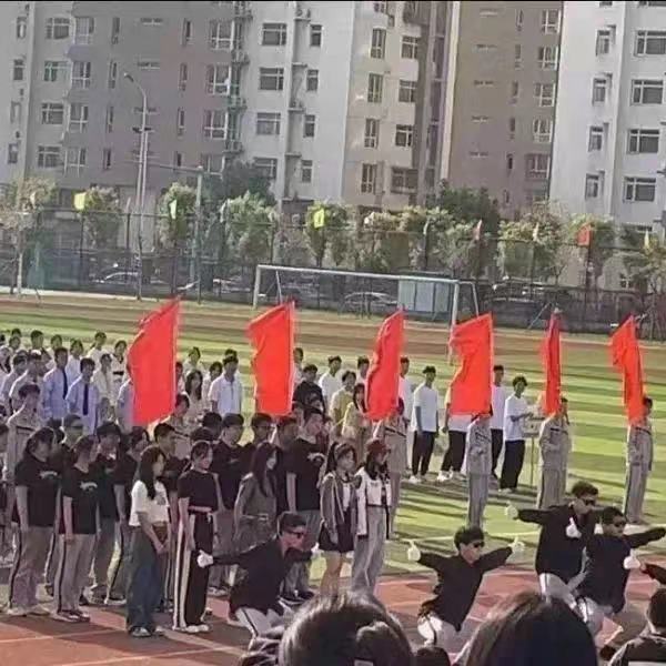 校园运动会开幕式展现青春活力,校园阳光体育运动会