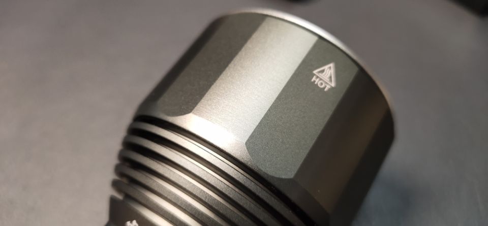 手持版探照灯，大能量长续航徒步户外可靠无忧