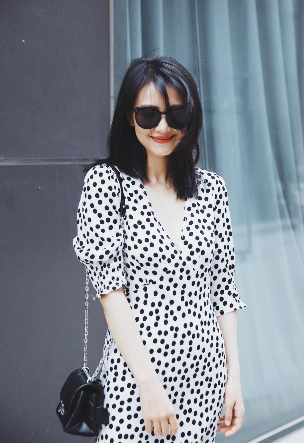 高圆圆晒照穿风衣清纯气质尽显,高圆圆穿搭简单气质优雅知性