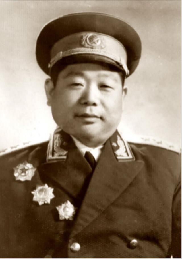 1977年邓公约见*锡联陈**，*锡联陈**向邓道歉，邓公：你在北京不欠账