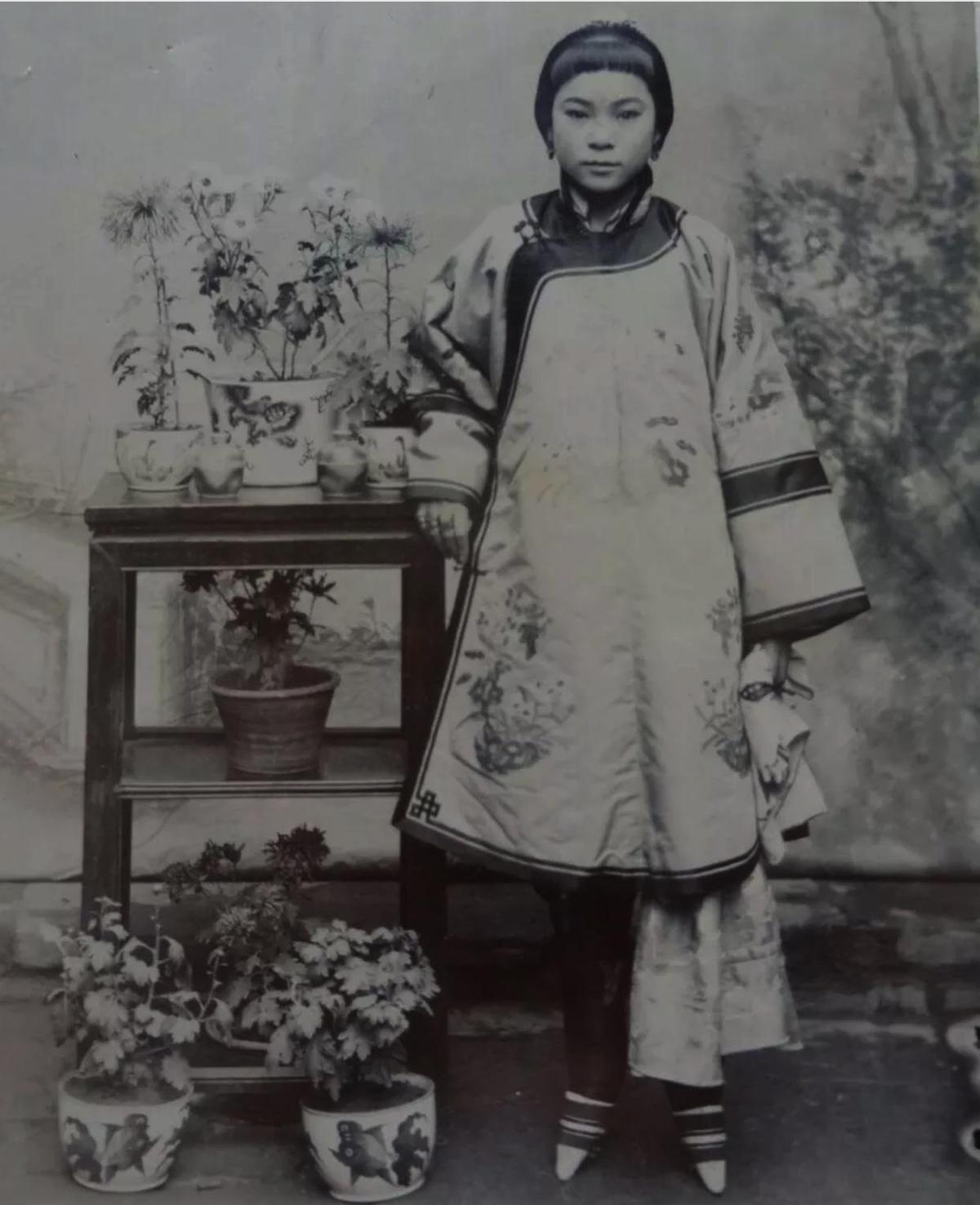 侵华日军*行暴**照片，女子为活命，脱下衣服让日本人拍摄*辱侮**