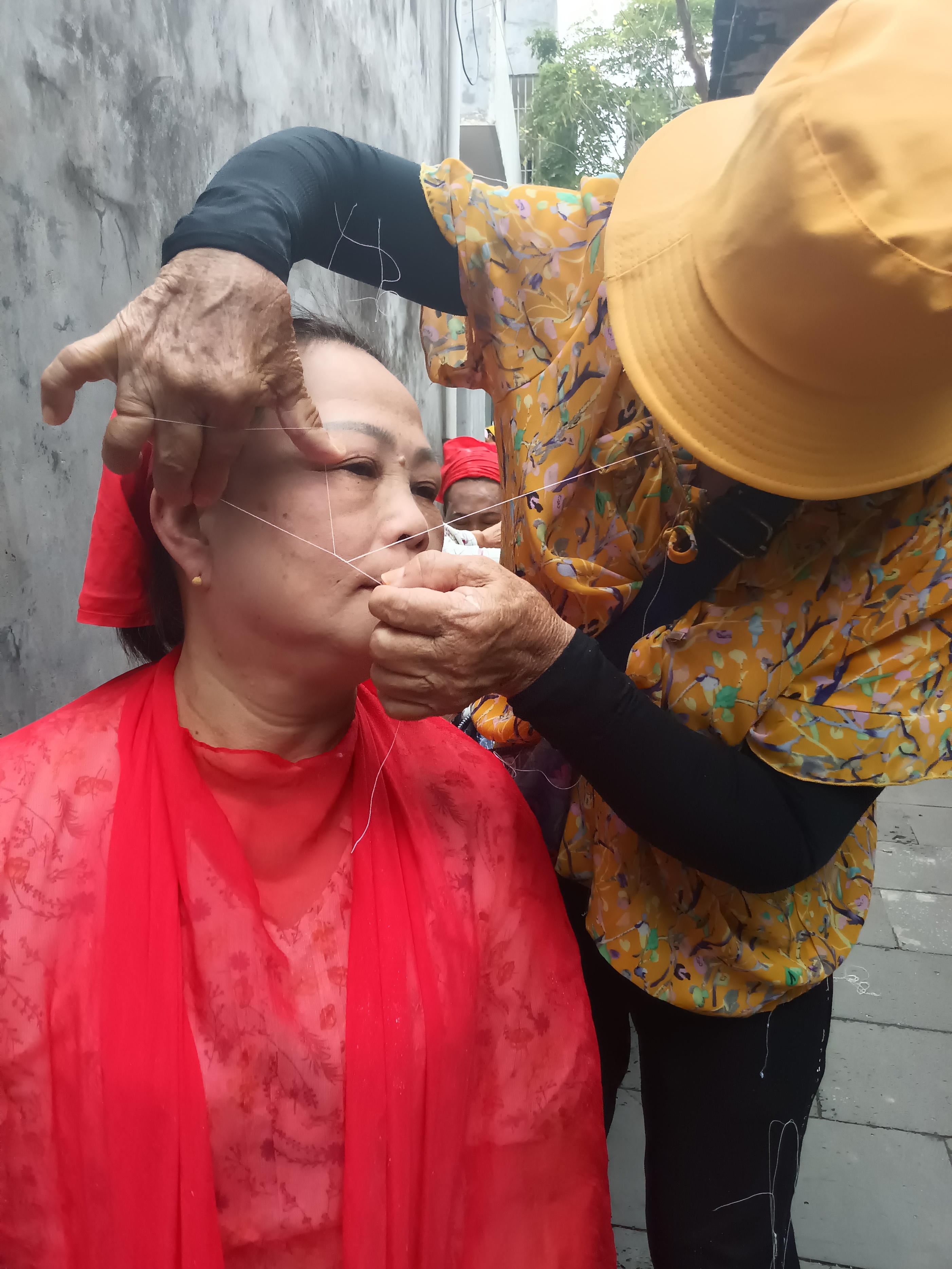 海南传统美容手艺,旧社会女性用棉线绞脸美容