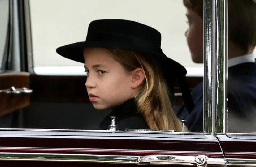 夏洛特公主与哈里王子的亲密接触,哈里王子梅根和小公主夏洛特