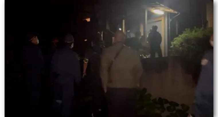 日本自卫官主办120人淫乱聚会，警方派150名警力冲进现场抓人