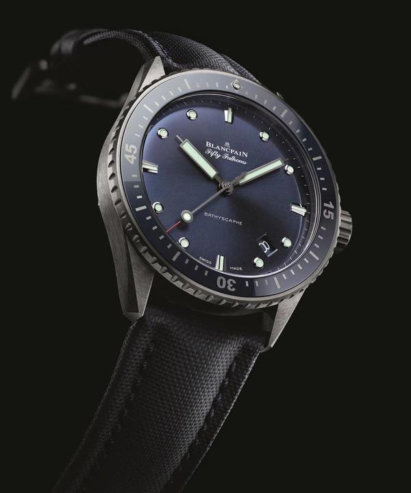 潜水表的发明者,潜水表鼻祖宝珀经典五十噚红金款