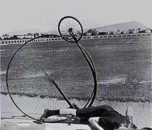 女子穿日军军服拍照被抓,女子身着日本侵华军装露脸