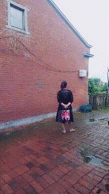 “怎样让对面阿姨把脚从我鞋子上挪开？”哈哈哈，有内味了