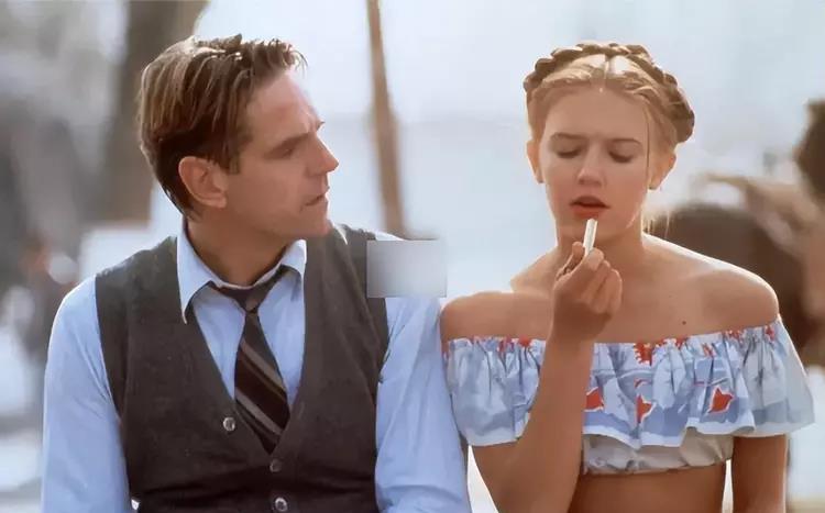 妈妈在地铁里为*女幼**拍摄成人视频的视频，已经炸成无数臭儿童软色情！