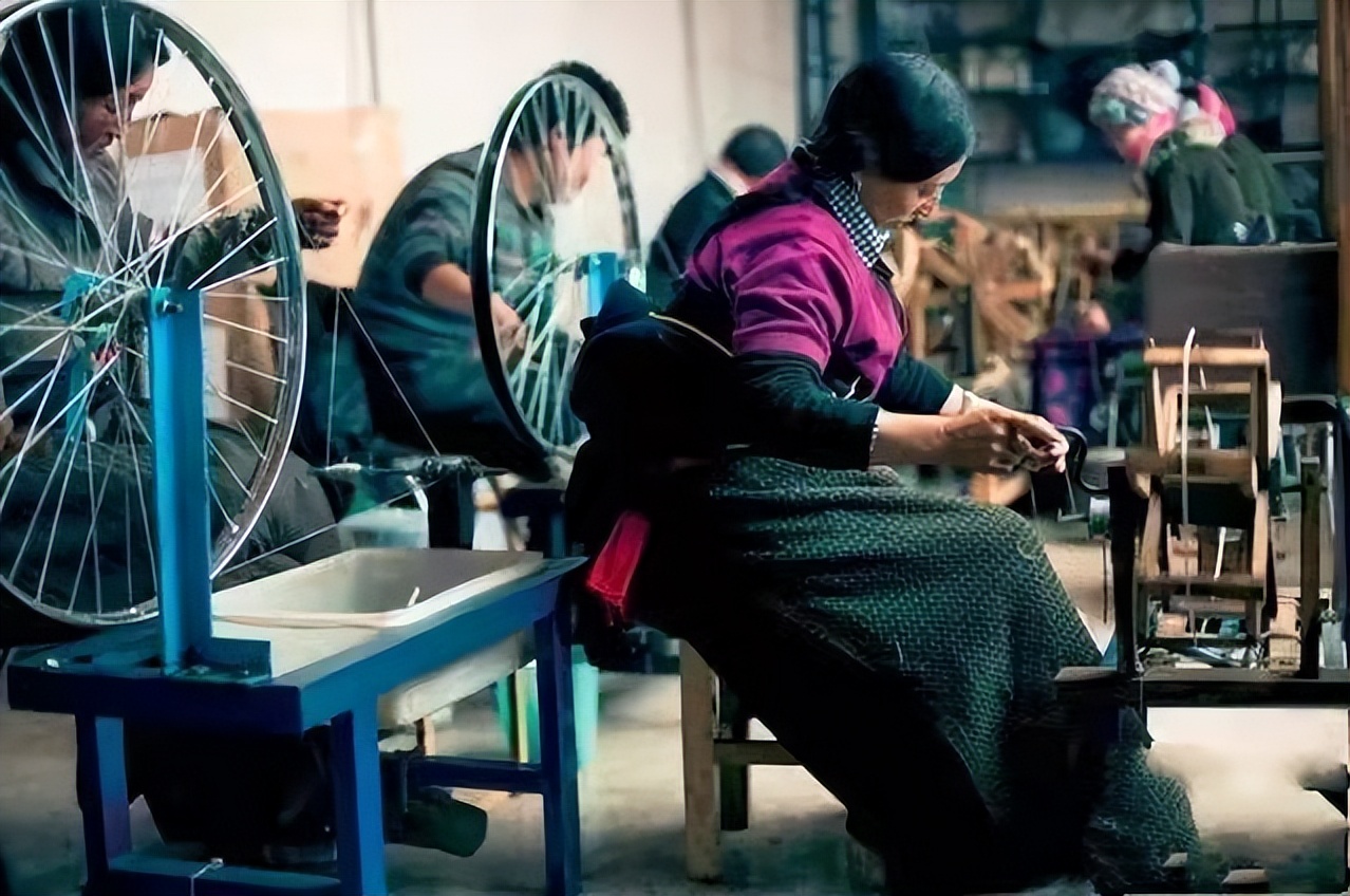 美国女孩回中国爸爸故乡：牦牛绒围巾卖欧洲，带草原牧民赚欧元