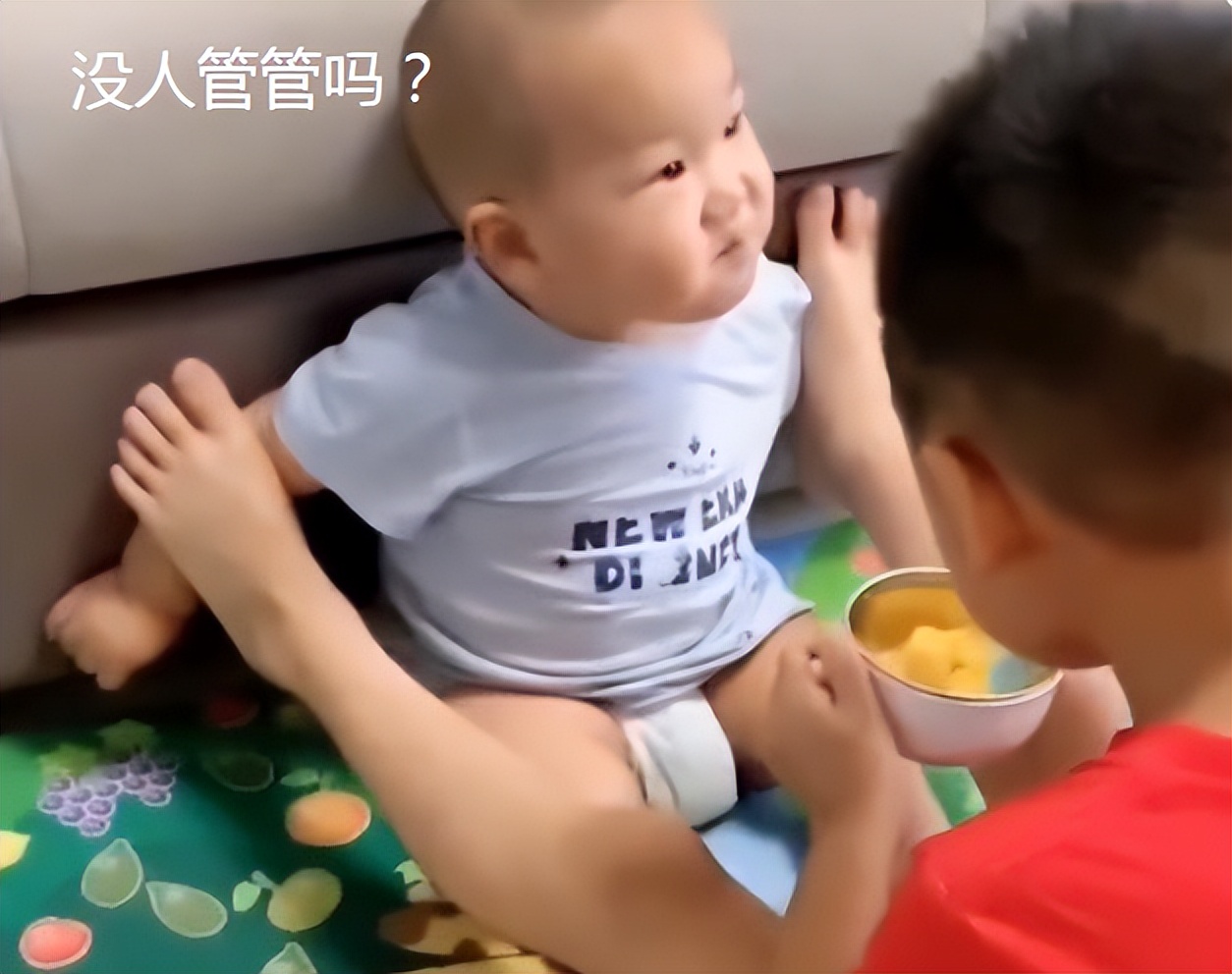 哥哥踩着弟弟胳膊喂饭,哥哥踩住弟弟的胳膊喂饭