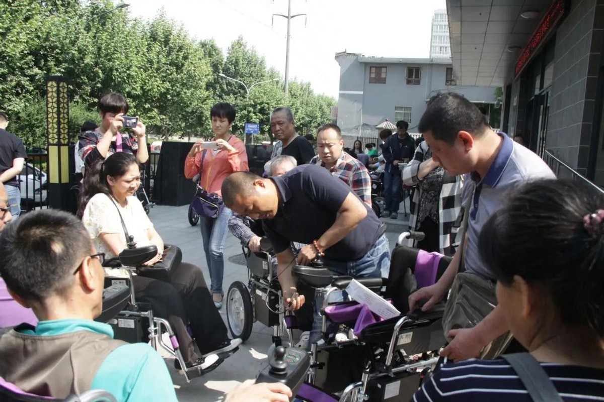 广州市民电动轮椅出行,广州年轻人电动轮椅出行