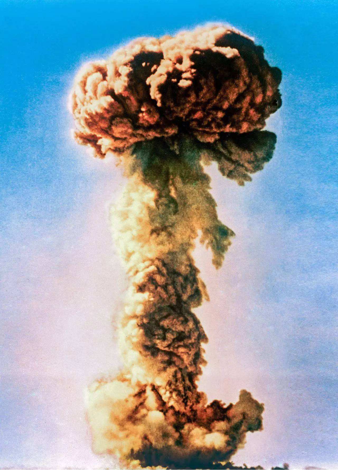 中国第一颗原*弹子**爆炸后，记者*诺斯**问毛主席：原*弹子**还是纸老虎吗