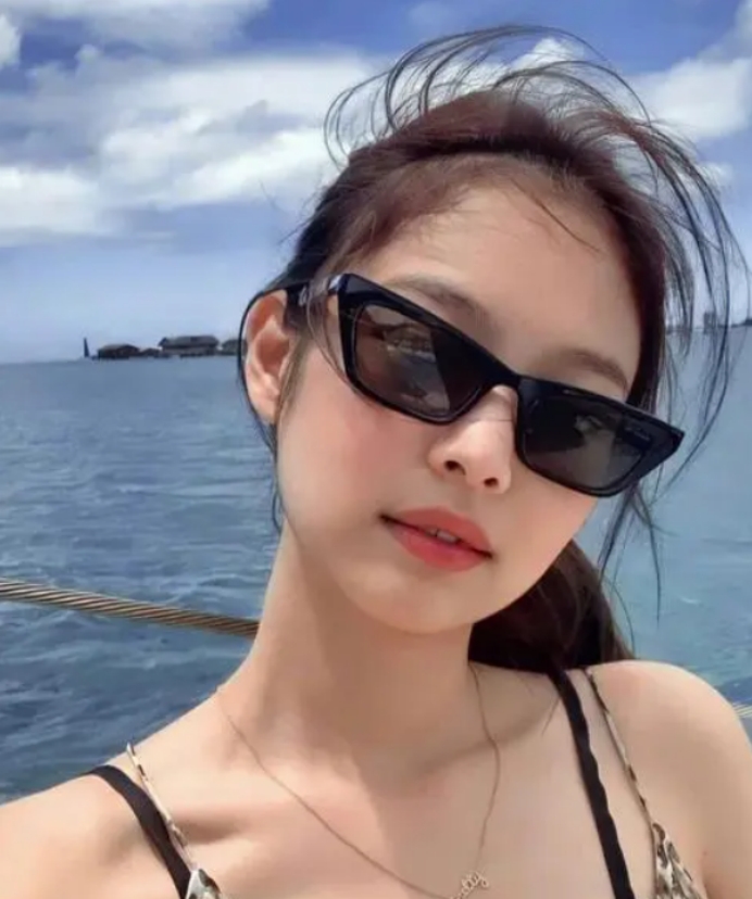 韩国女星露脐上衣 (韩国女明星露肩上衣)