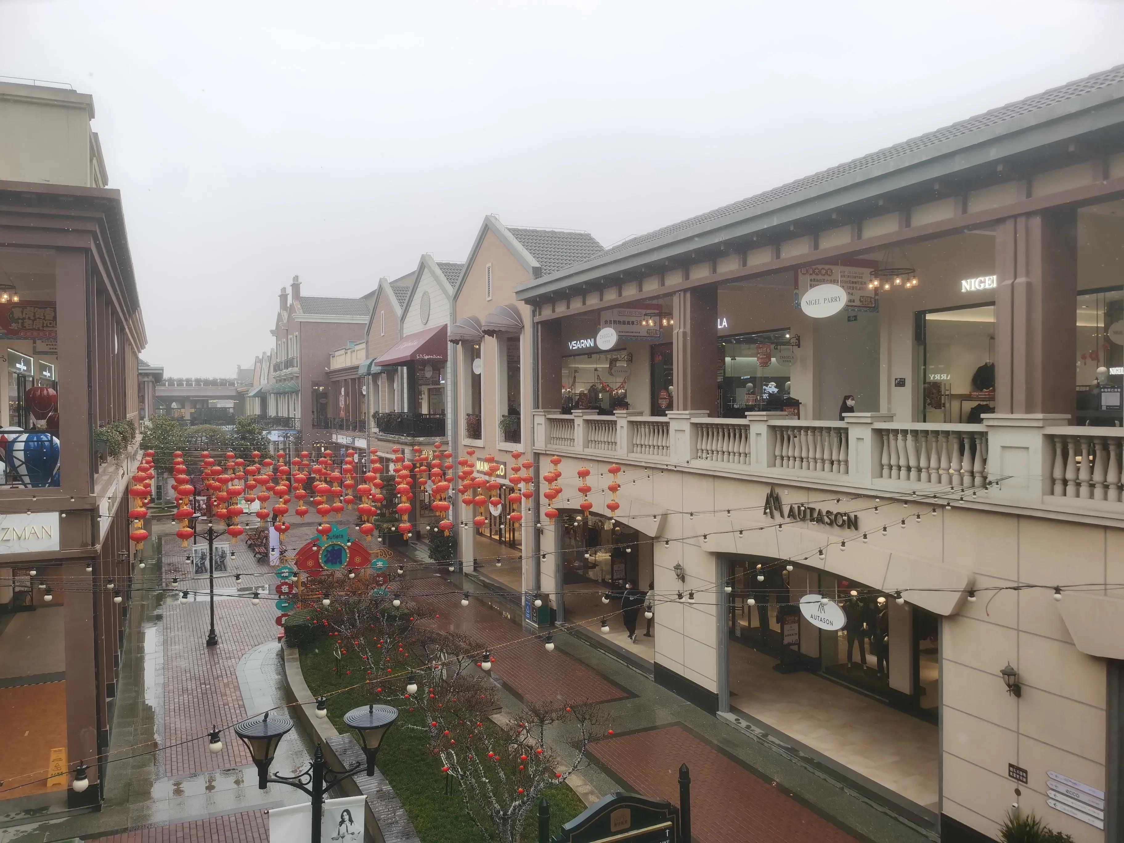 与砂之船奥莱相比，王府井赛特奥莱（临潼店）更高端一些