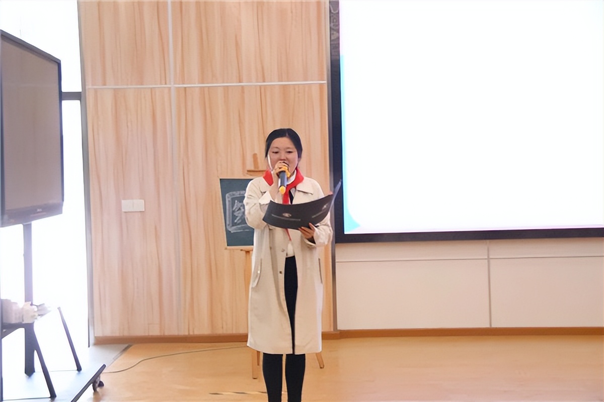 东山国际小学副校长邬超应告诫队员们为自己撑起一片安全的蓝天