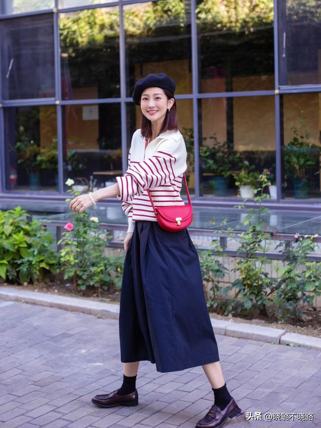 百褶长裙穿搭乐福鞋,搭配半裙的乐福鞋