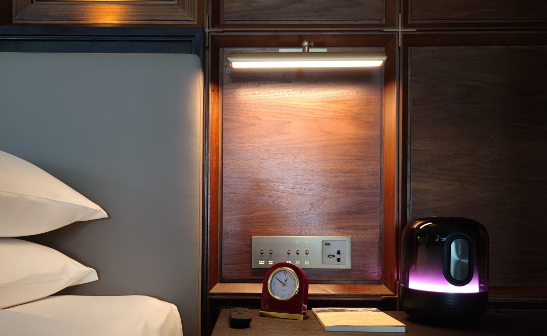 宾馆酒店房间都标配的音箱,顶级酒店房间里的音响