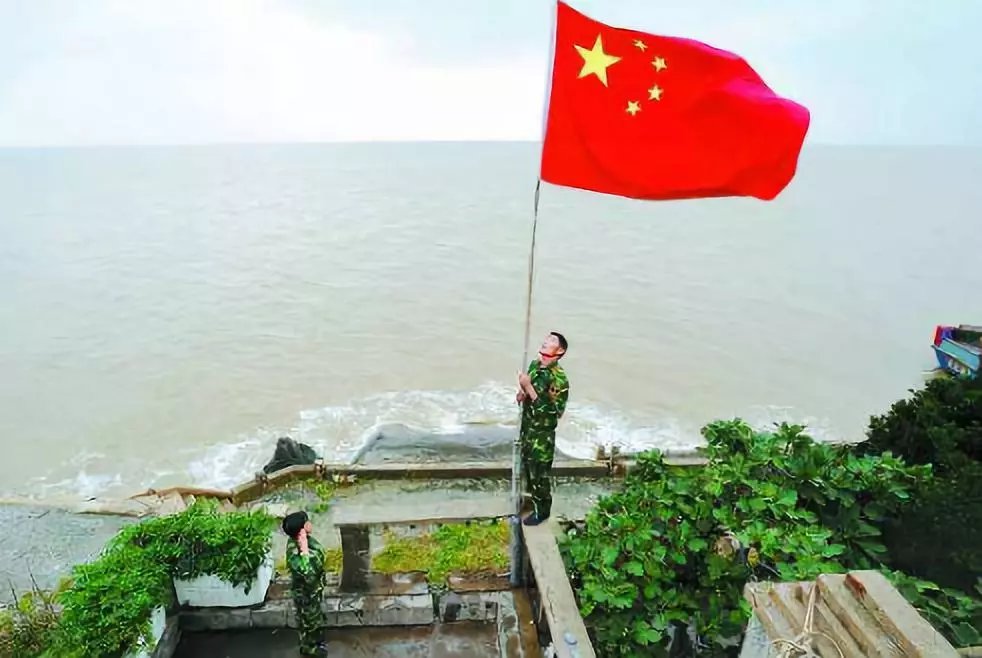 江苏夫妻驻守黄海孤岛32年，无电无淡水年薪5千，丈夫给妻子接生