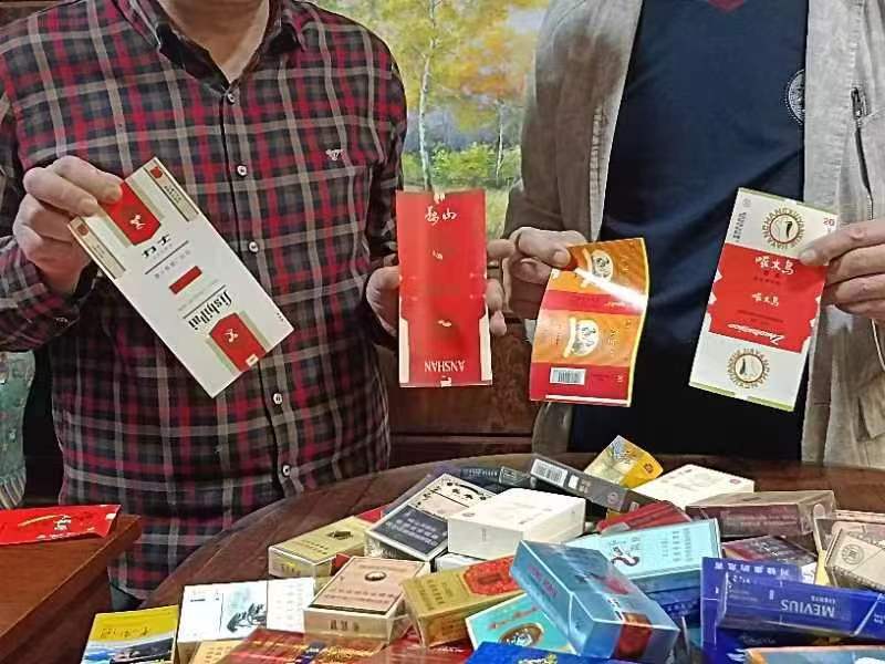 大连瓦房店：六旬艺师单江波收藏老烟盒万余件