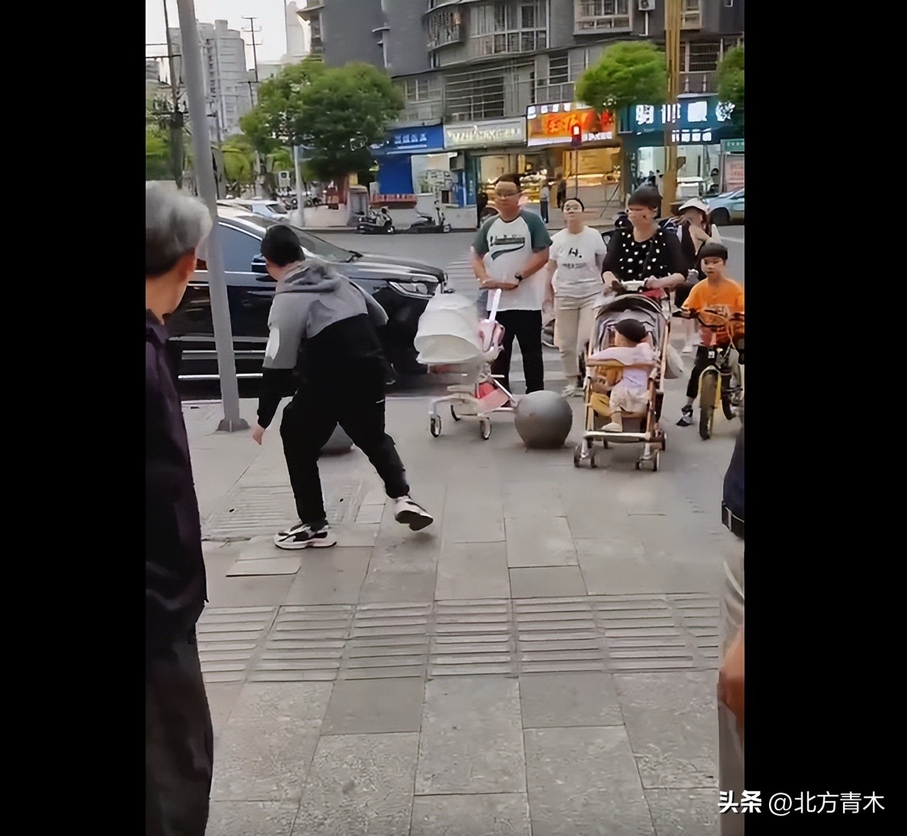 奶奶买卤菜让孙子交手机,奶奶买卤菜给孙子