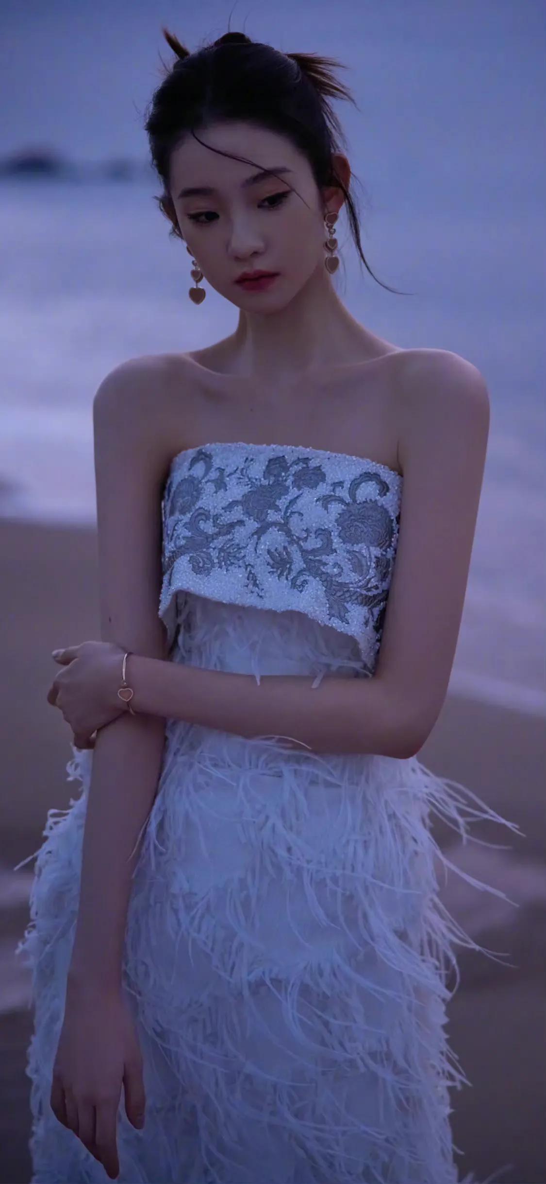 超酷美女壁纸图集可保存,长发飘飘粉色裙子美女壁纸