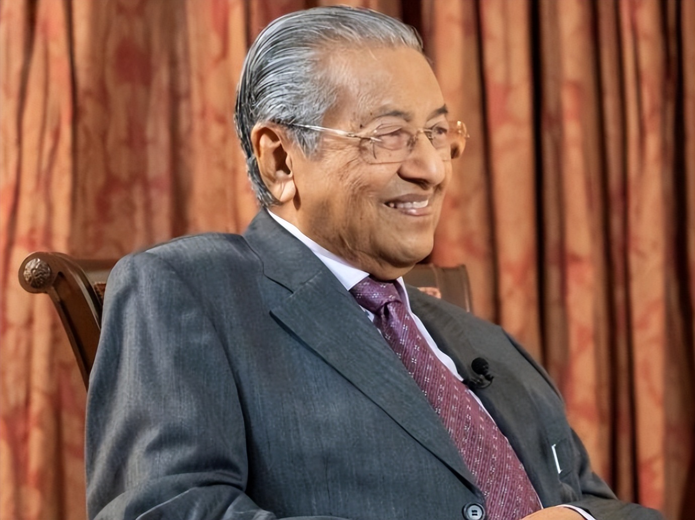 97岁的马来西亚前总理马哈蒂尔骂81岁的美国总统拜登无能